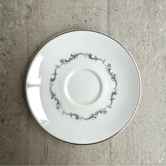 Royal Doulton Bone China 4 Tea Cup and Saucer sets - Picture 7 of 12